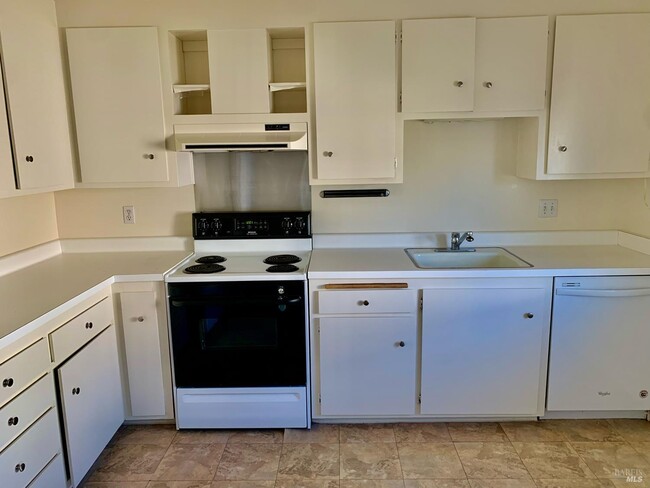 Building Photo - 175 Upper Via Casitas