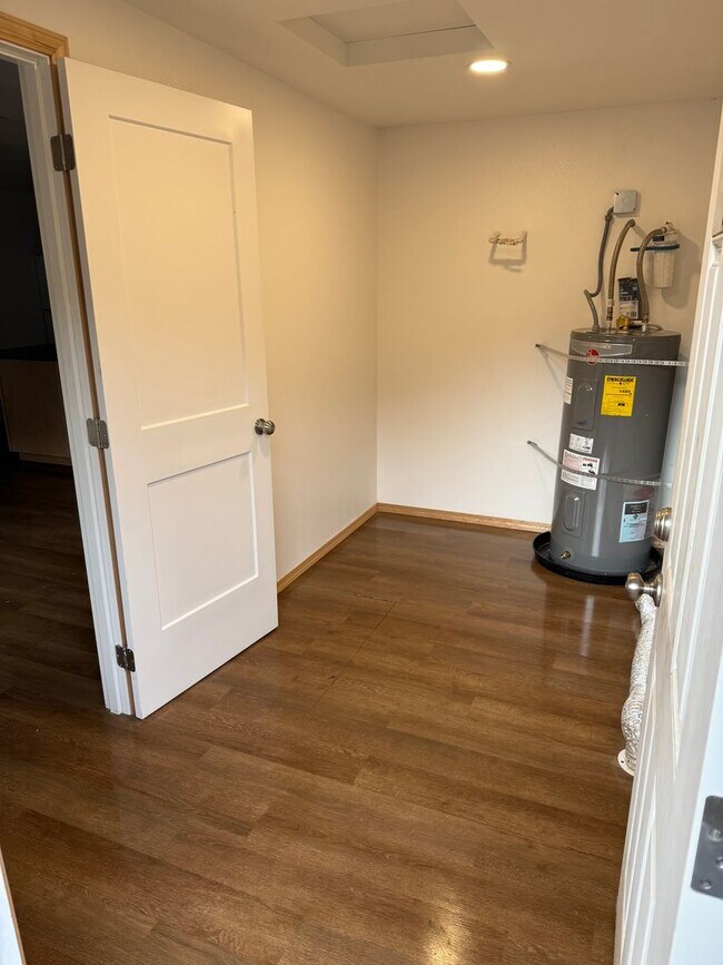 Building Photo - Swisshome