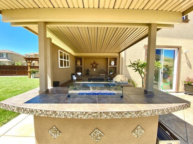 Building Photo - Living in Luxury in a Peaceful Setting