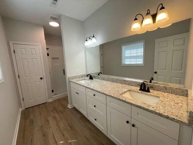 Building Photo - 5 Bed Home Available August 2026!