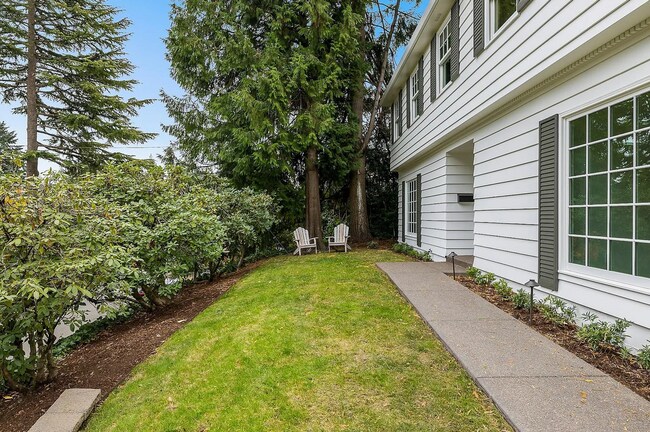 Building Photo - Experience the Charm of a Portland Heights...