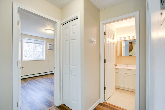 Building Photo - 1337 Arkwright St N