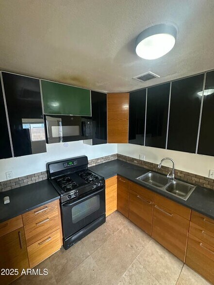 Building Photo - 828 W 2nd St