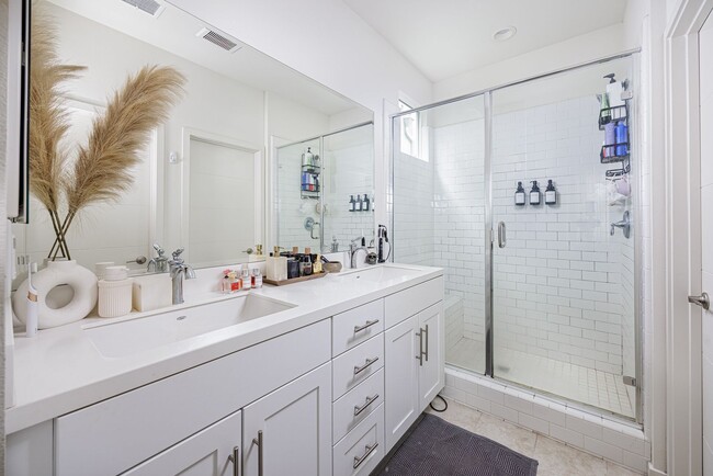 Building Photo - Lighthouse Community 4 Bedroom Home - Ocea...