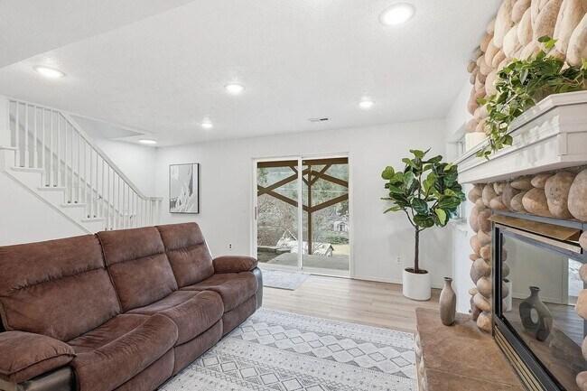 Building Photo - Spacious 4-Bed / 3-Bath South Hill Home — Views, Central A/C, Attached Garage