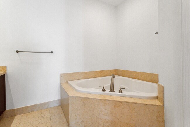 Building Photo - 12 SE 1st Ave