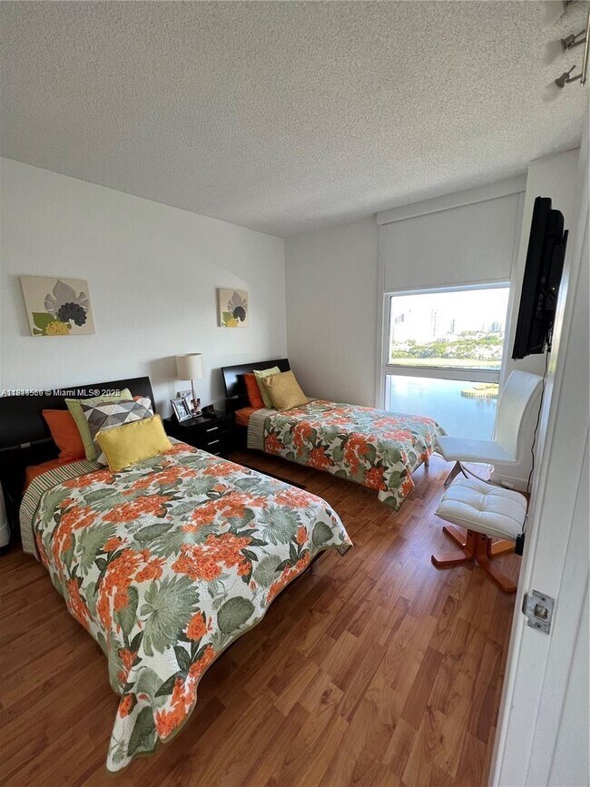 Building Photo - 3625 N Country Club Dr