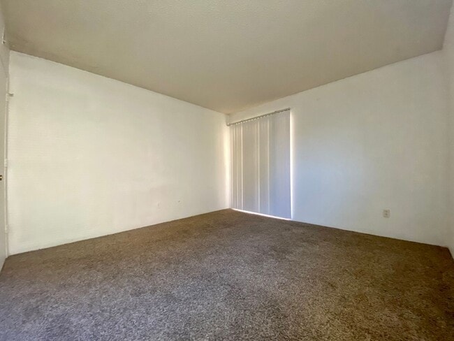 Building Photo - 1 Bed 1 Bath Aurora Condo Located Near Che...