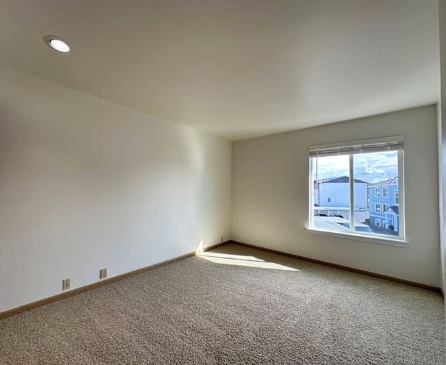 Building Photo - 2 Bedroom 2 bath home with water and mount...