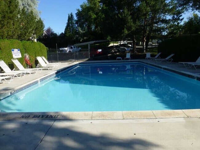 Building Photo - Beautiful Quailbrook 2 Bedroom!