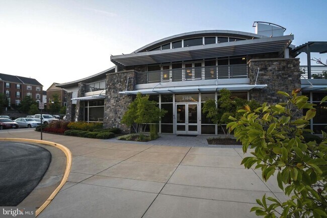 Building Photo - POTOMAC CLUB - SECONDS TO STONEBRIDGE