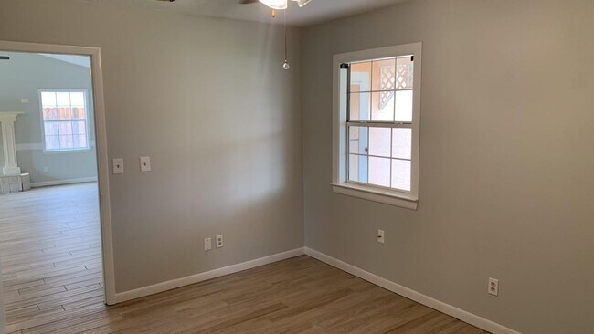 Building Photo - 221 Poinsettia Dr