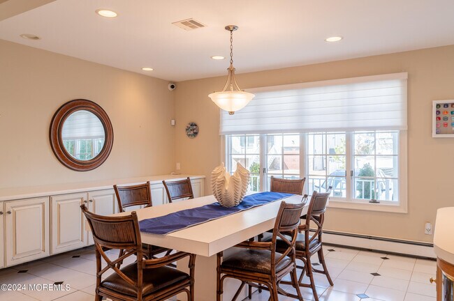 Building Photo - 409 6th Ave