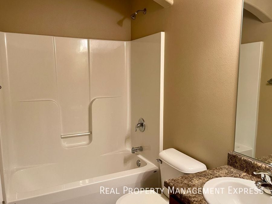 Building Photo - Amazing 3 Bedroom 2.5 Bath townhome in Harrisburg