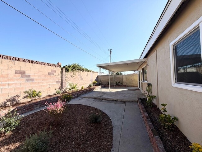 Building Photo - Cozy, charming newly updated 3 bed 2 bath home located in a cul-de-sac