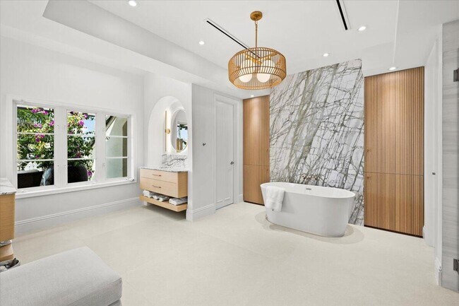 Building Photo - 1313 E Lake Dr