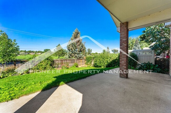 Building Photo - Spacious Home with Central AC and Gas Fireplace
