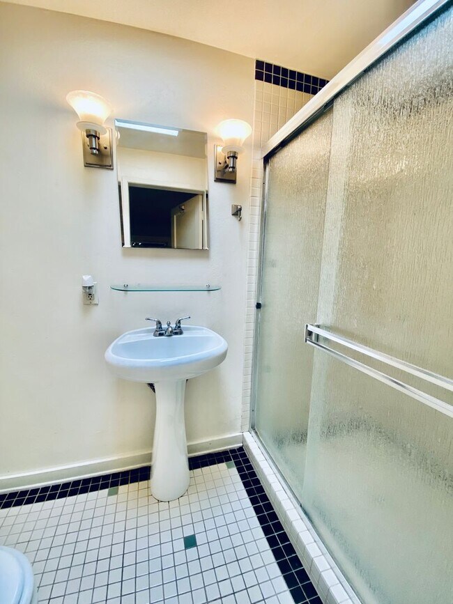 Building Photo - Beautiful 3 Bedroom Cottage in Kensington ...