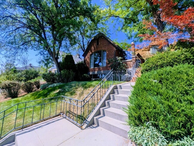 Building Photo - 527 E 11th Ave