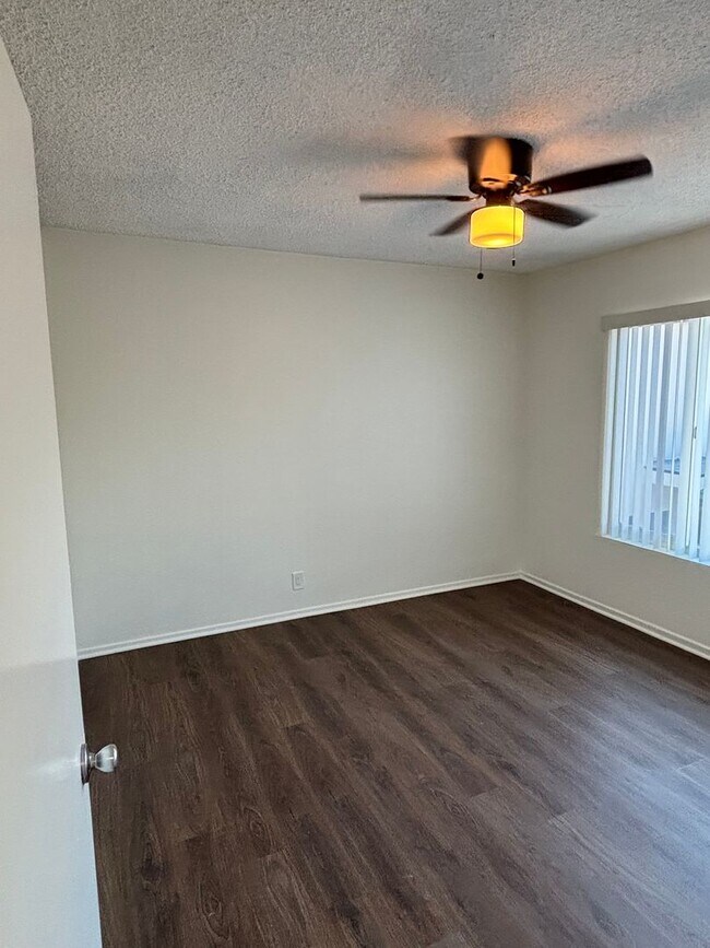 Building Photo - Spacious 4 Bed/2 Bath  Apartment for Rent in San Pedro