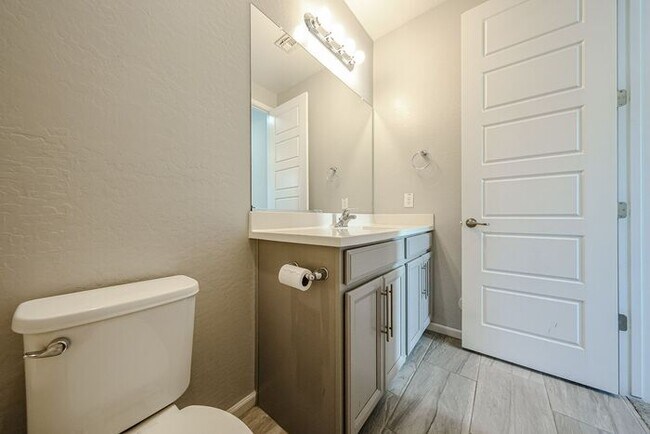 Building Photo - Beautiful 5bedrooms-2Baths Modern Style Home!