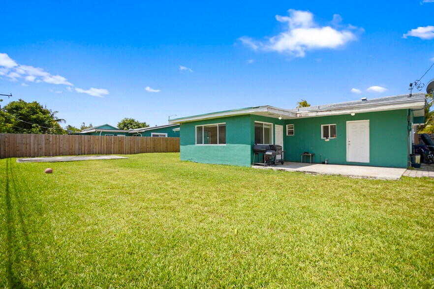 Building Photo - 1831 SW 97th Ter