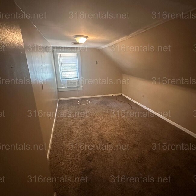 Building Photo - $695 - 1 bed 1 bath - Multi Family Home