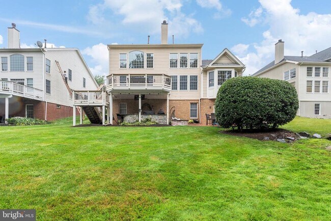 Building Photo - 15292 Golf View Dr