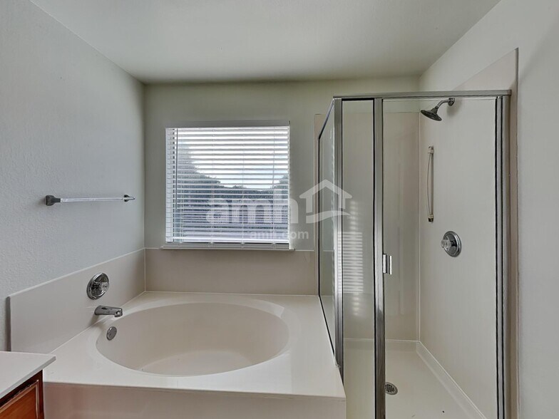 Building Photo - 1701 Amberwood Loop