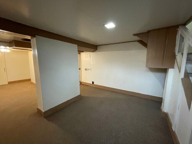 Building Photo - 619 Highland Ave