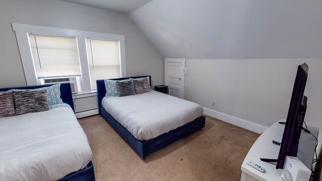 Building Photo - Charming and Spacious 5BD 2.5BA House in Beaver Hills!