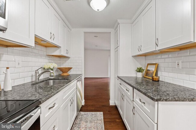 Building Photo - 8914 Shamrock Ct