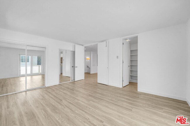 Building Photo - 3933 Esplanade