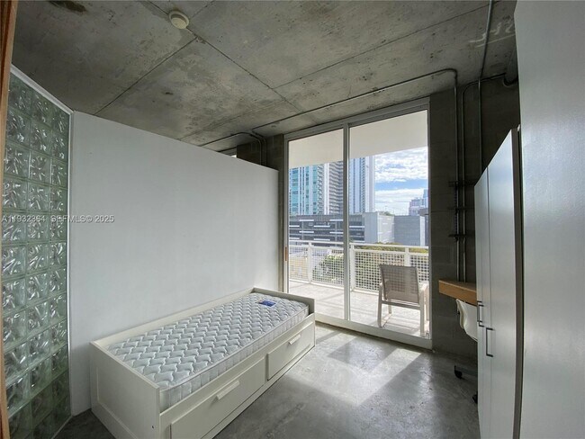 Building Photo - 444 NE 30th St