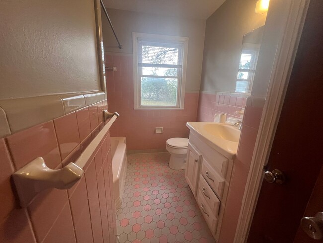 Building Photo - 3 bedroom 1 bathroom brick home in West Tu...