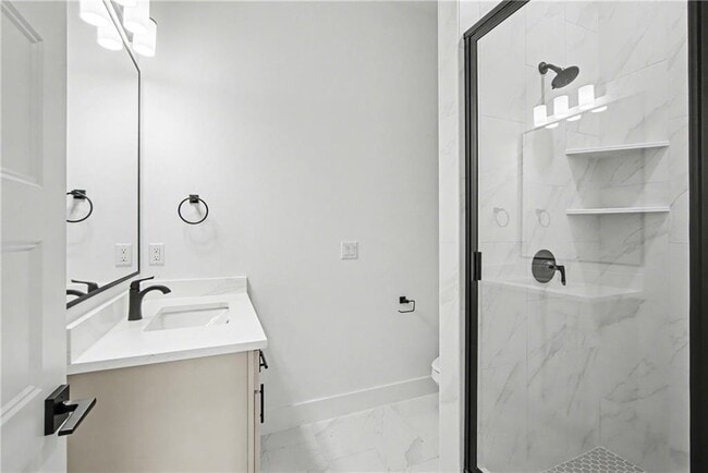 Building Photo - 310 Hedge Dr