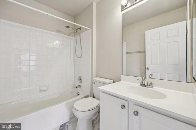 Building Photo - 2880 Myrtlewood Dr