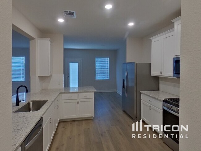 Building Photo - 1221 Bullock Dr