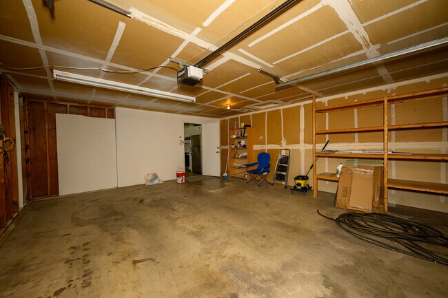 Garage - 418 S Quillan Plz