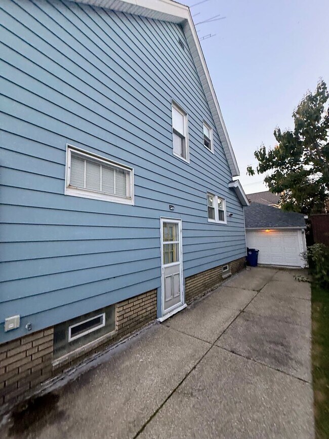 Building Photo - 17906 Hillgrove Ave
