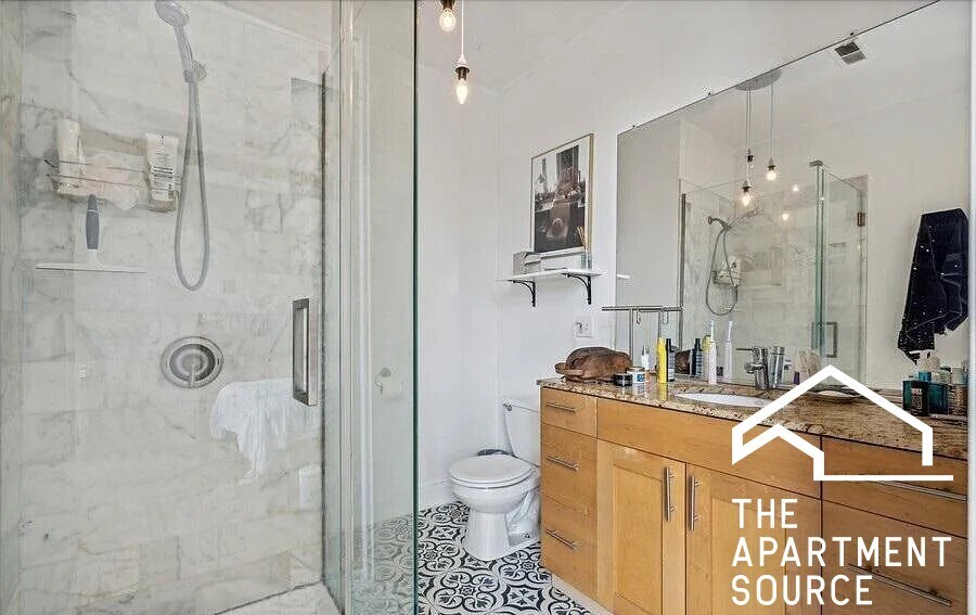 Building Photo - 2416 W North Ave