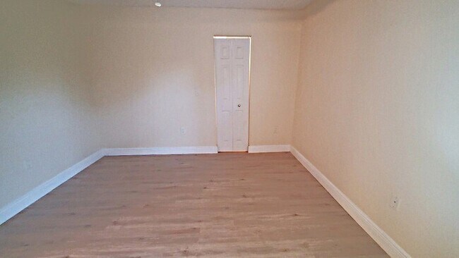 Building Photo - 01 + Den water included - Frist Floor unit...