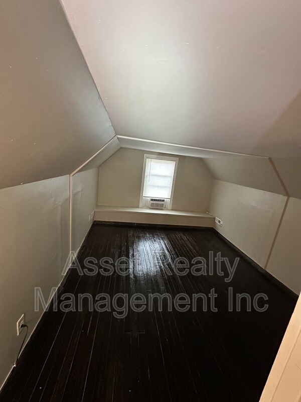 Building Photo - 500 W Strang St