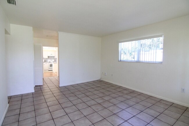Building Photo - 3 bedroom 2 Baths