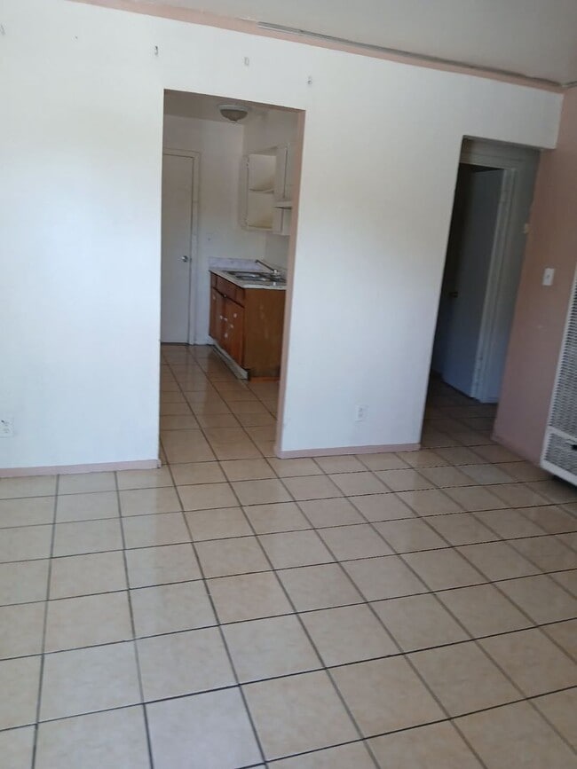Building Photo - Enjoy this 2 bed/1 bath apartment - Bakers...