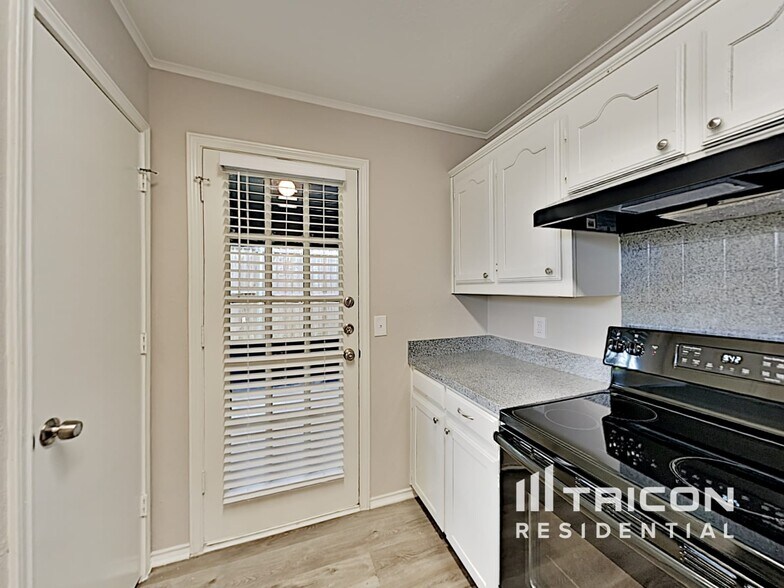 Building Photo - 335 Pin Oak Ln