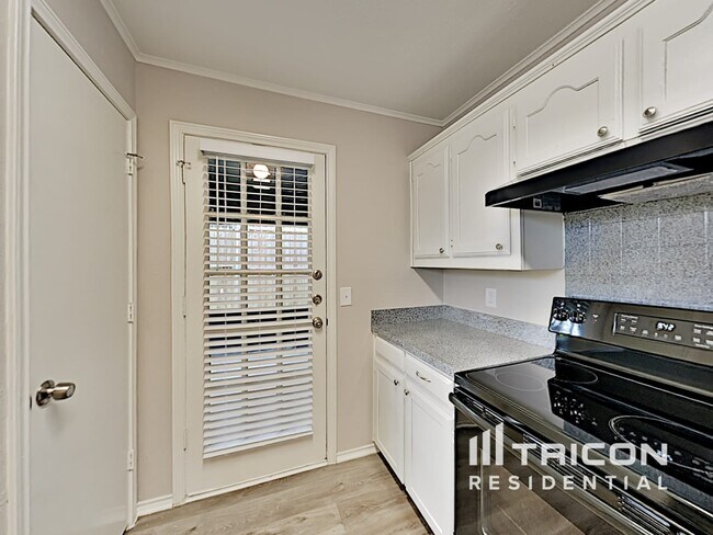 Building Photo - 335 Pin Oak Ln