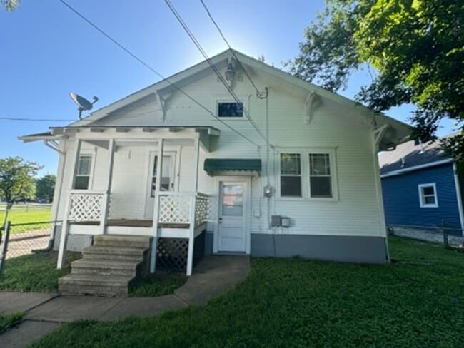 Building Photo - Charming 2 Bedroom Home Available - Unfini...