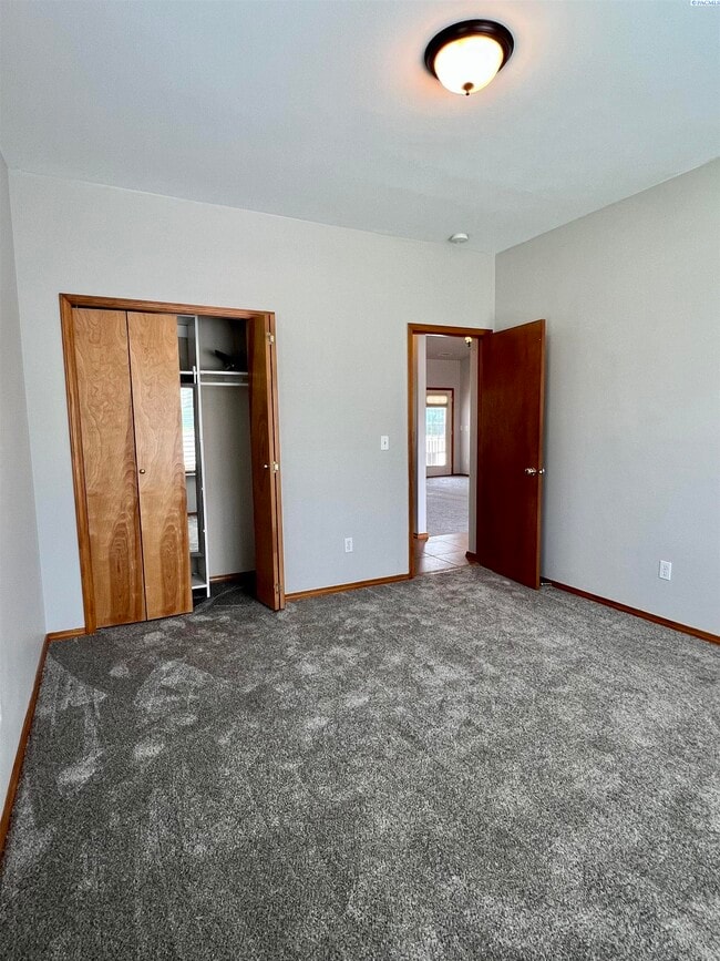 Building Photo - South Richland Freshly Updated w/Bonus