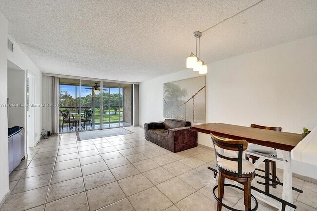 Building Photo - 1911 Sabal Palm Dr